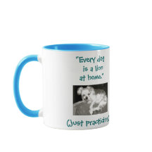 Olhar Snarly engraçado do leão do cão