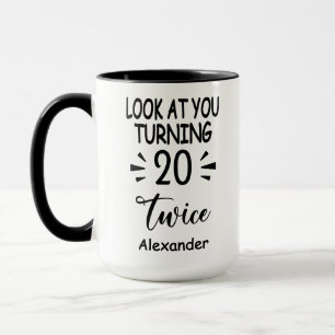 Caneca Olhe para Você Fazendo 20 Anos Duas Vezes, Persona