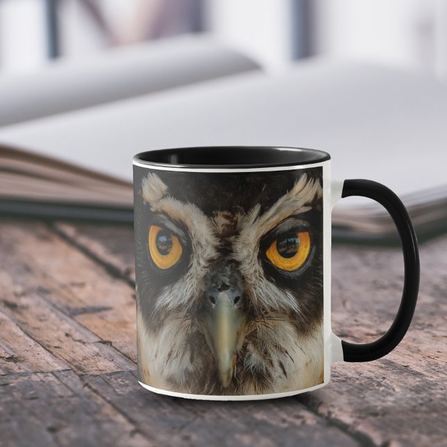 Caneca Olhos em Ouro Mesmerizantes de uma Coruja Espetaca (Closeup of a Spectacled Owl 11 oz Coffee Mug Cover Photo.)