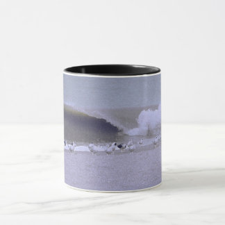 Caneca onda de ruptura e gaivotas