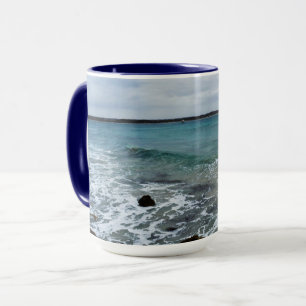 Caneca Ondas E Barcos De Pesca No Oceano,