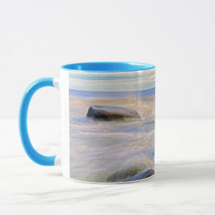 Caneca Ondas que caem nas rochas costeiras