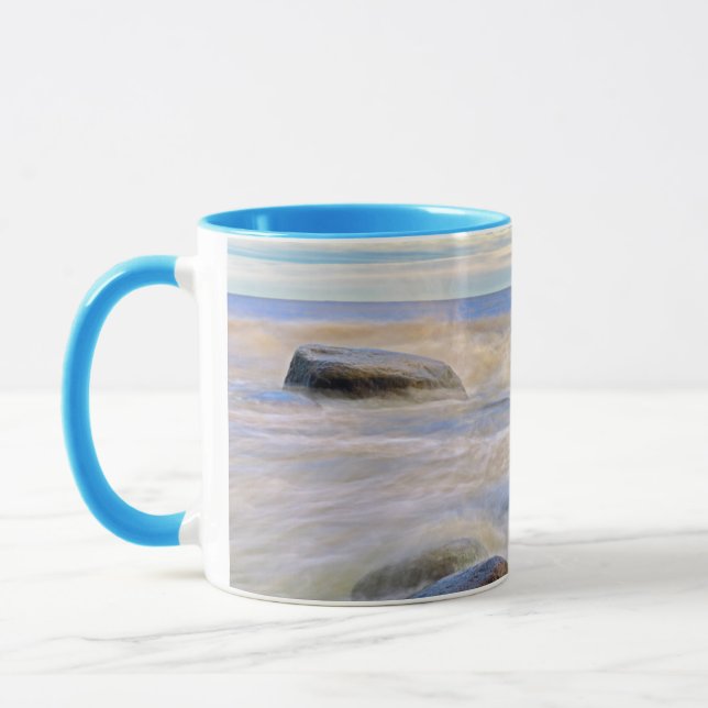 Caneca Ondas quebrando nas rochas da costa (Esquerda)