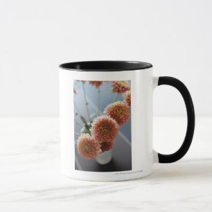 Caneca Opinião de ângulo alto das flores em um vaso