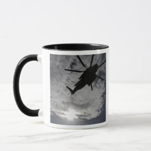 Caneca Opinião de baixo ângulo de um CH-53E