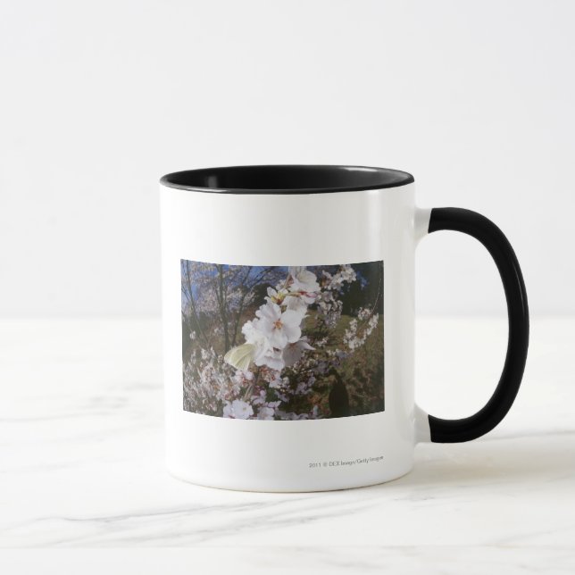 Caneca Opinião de Fisheye a borboleta na flor (Direita)