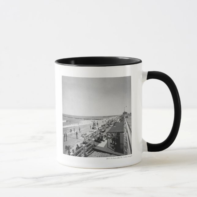 Caneca Opinião elevado do passeio e da praia B&W (Direita)