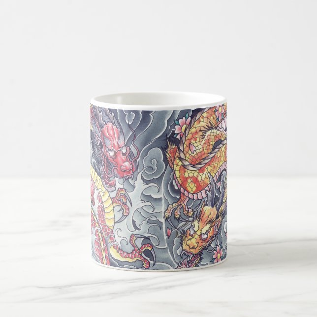 Caneca oriental legal do tatuagem dos dragões (Centro)