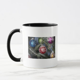 Caneca Ornamento em uma árvore de Natal