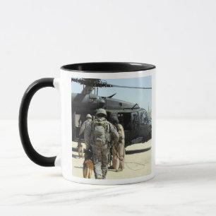 Caneca Os alimentadores de cão militares do funcionament