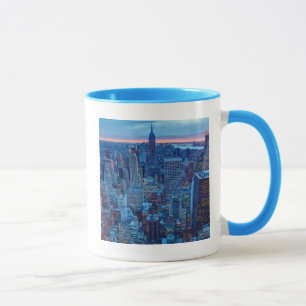Caneca Os arranha-céus de Manhattan são iluminados