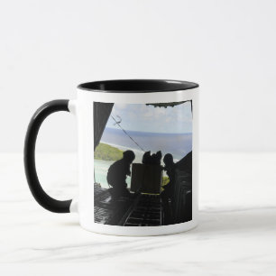 Caneca Os aviadores eliminam uma pálete de bens doados