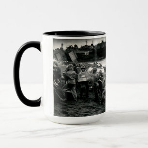 Caneca Os fuzileiros navais de WWII offload fontes em Iwo