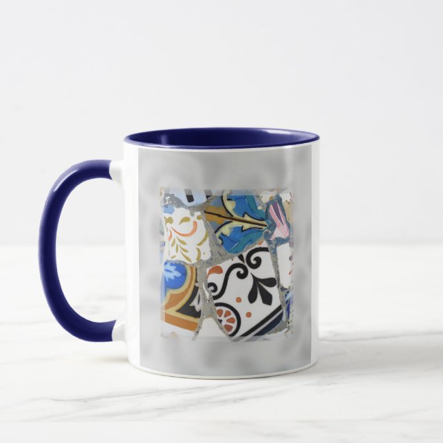 Caneca Os mosaicos de Barcelona Gaudi fecham-se acima (Esquerda)