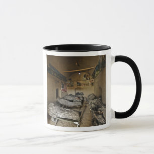 Caneca Os soldados dos E.U. dormem em uma casa abandonada