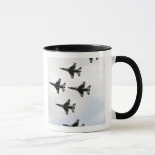 Caneca Os Thunderbird formam uma formação delta de 6 navi