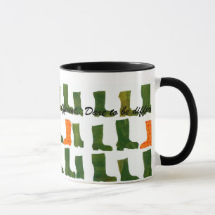 Caneca "Ouse ser" botas verdes e alaranjadas diferentes