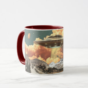 Caneca OVNI Surrealista Acima de Lago de Montanha com Pla