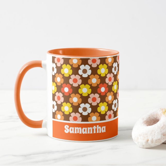 Caneca Padrão das flores de outono de Retro Castanho (Com Donut)