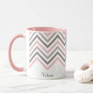 Caneca Padrão de Chevron Branco de Cinzas Rosa Personaliz