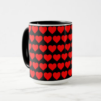 Caneca padrão de design de corações vermelhos amor no dia
