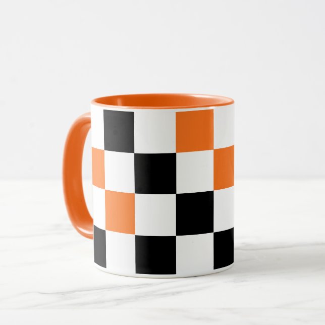 Caneca Padrão de design xadrez laranja preto e branco (Frente Esquerda)