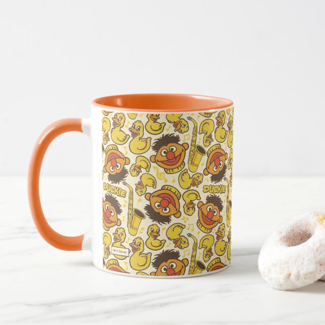 Caneca Padrão do Ernie e do Pato de Borracha (Com Donut)