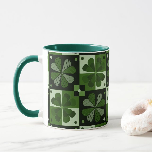 Caneca Padrão do Shamrock Checkerboard (Com Donut)