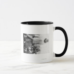 Caneca Pai e criança Eskimo na fotografia de Alaska
