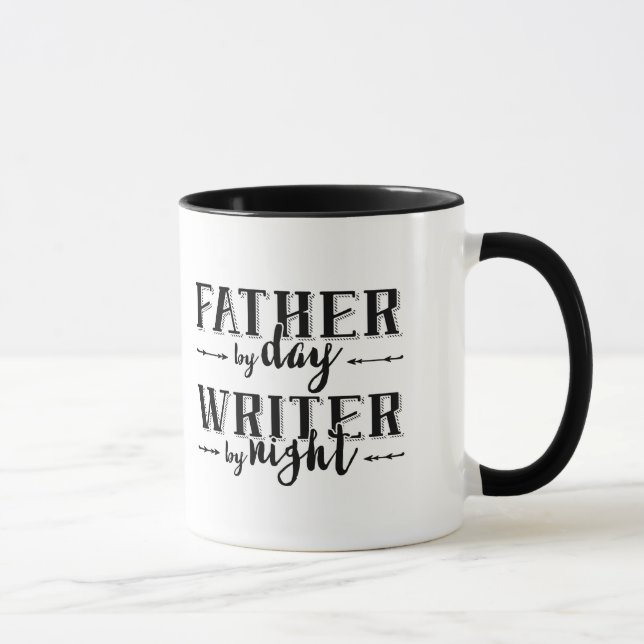 Caneca Pai em o dia, escritor em a noite (Direita)