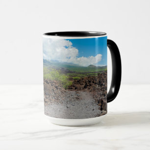 Caneca paisagem de lava e montanha ao longo da trilha do