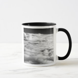 Caneca Paisagem de nuvens sinistra ao nascer do sol. 2