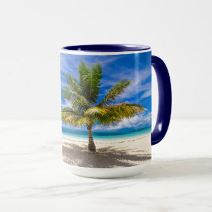 Caneca Palma na praia branca da areia