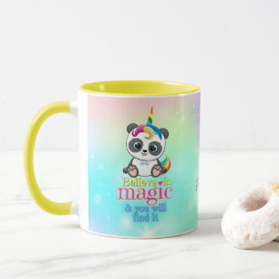 Caneca Panda de unicórnio mágico sobre fundo arco-íris