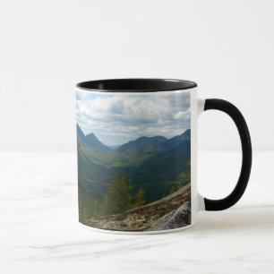 Caneca Panorama atrasado da montanha do primavera