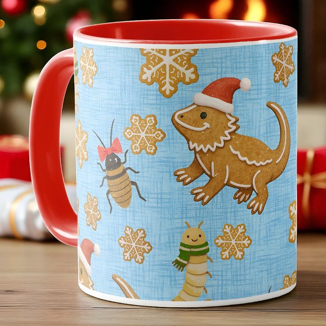 Caneca Pão de Gengibre Bravo Dragão Natal (Quirky Christmas mug with gingerbread bearded dragons, festive insects, and snowflakes on blue.)