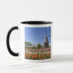 Caneca parque Windmill Island com tulipas em flor em