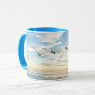 Caneca Pássaros em voo sobre o oceano