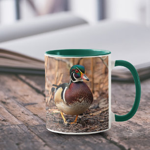 Caneca Pato de madeira masculina na floresta