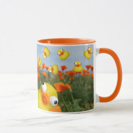 Caneca patos saltando em um campo de plantas de papoila