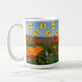 Caneca patos saltando em um campo de plantas de papoila