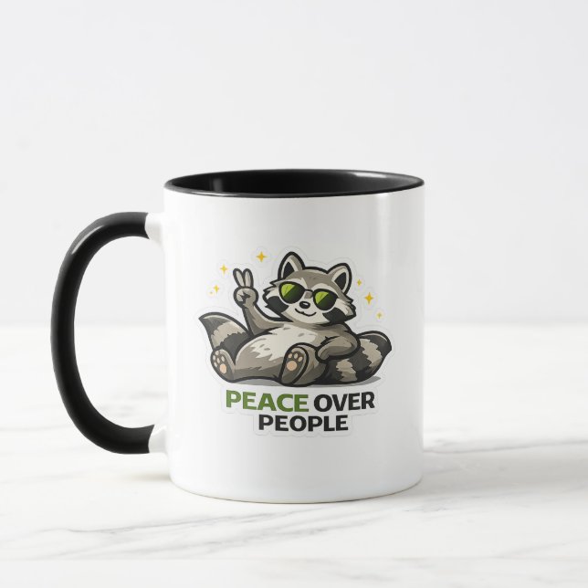 Caneca Peace Over People Funny Raccoon Introvert Design (Esquerda)