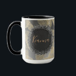 Caneca Penas Chic na Prata Sleek Personalizadas<br><div class="desc">Douradas penas quicas num pano de fundo prateado e uma esfera negra com elegante brilho prateado onde você pode personalizá-la. Tendy na moda vibes.</div>