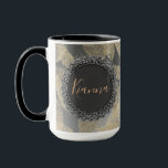 Caneca Penas Chic na Prata Sleek Personalizadas<br><div class="desc">Douradas penas quicas num pano de fundo prateado e uma esfera negra com elegante brilho prateado onde você pode personalizá-la. Tendy na moda vibes.</div>