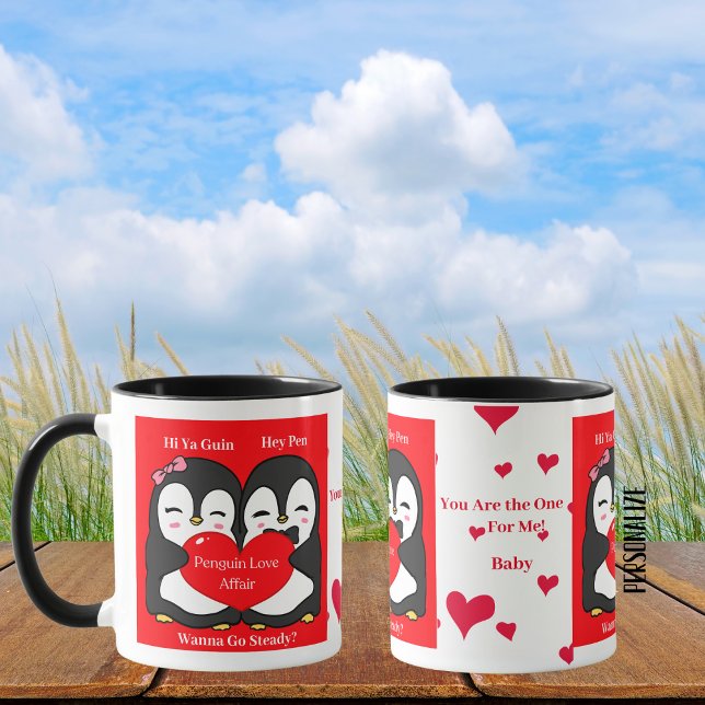 Caneca Penguin Love Affair Mug - Personalizado (This heartwarming mug showcases a pair of loving penguins. Can be personalized)
