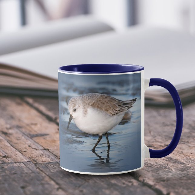 Caneca Pequeno Saneamento Bonito na Praia (Cute Sanderling Strolling on Beach 11 oz Coffee Mug Cover Photo.)