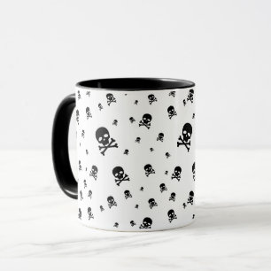 Caneca Pequenos Crânios de Piratas Pretos em Fundo Branco