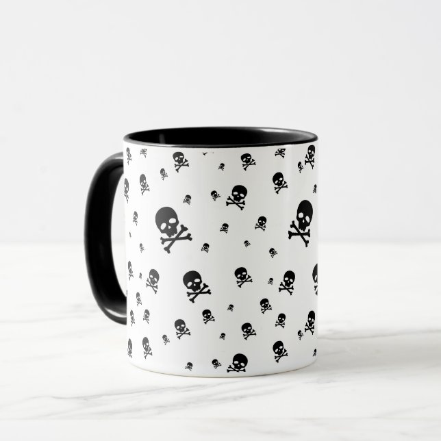 Caneca Pequenos Crânios de Piratas Pretos em Fundo Branco (Frente Esquerda)