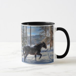 Caneca Percheron Negro em neve e floresta de inverno