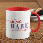 Caneca Personalizar Babe Engraçado Dizendo Nome Personali<br><div class="desc">Personalizado Babe Funny Say Personalised Name apresenta um simples design com o texto "bebê personalizado" na moderna tipografia de script de caligrafia vermelha e roxa e personalizado com seu nome. Perfeito para um presente divertido para a mãe, melhores amigos, namorada, para o aniversário, Natal, feriados, Dia de as mães e...</div>